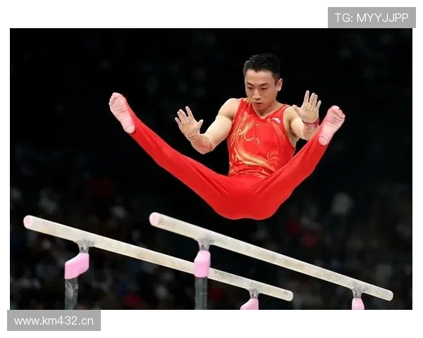 邹敬园训练完直接换西装走人，路人表情像看明星下班